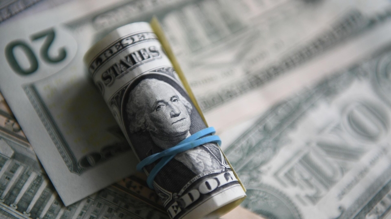 Курс доллара на Мосбирже упал ниже 93 рублей