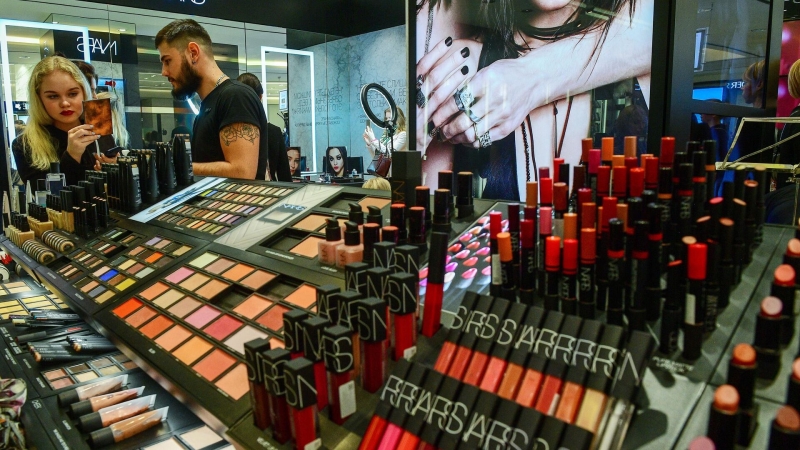 Средний чек россиян в магазинах косметики за год подскочил вдвое