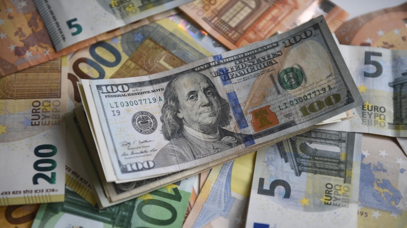 Доллар на Мосбирже упал ниже 98 рублей