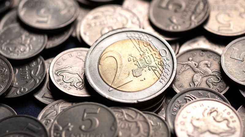 Рубль перешел к росту против доллара, евро и юаня