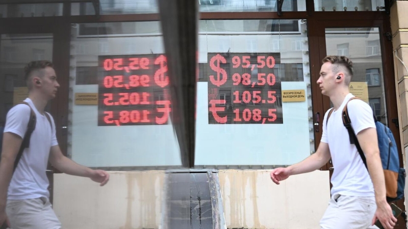 Официальный курс доллара на выходные составил 93,40 рубля