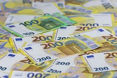 Курс евро опустился ниже 105 рублей
