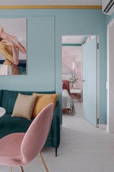 Однушка с Барби-ванной: квартира 35 кв. м в ярких цветах